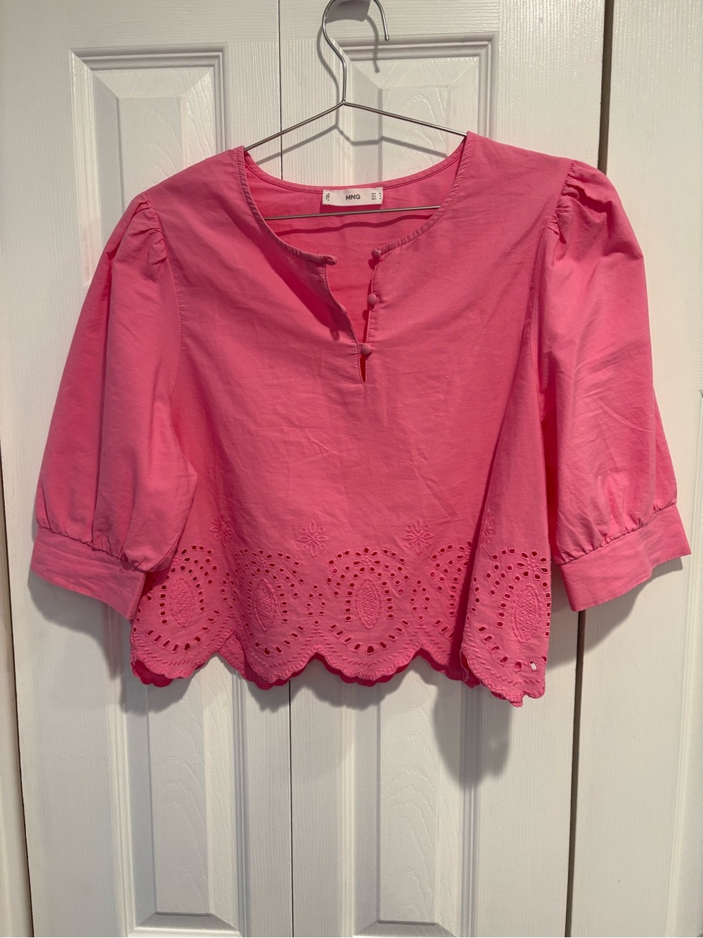 Mango Pink Eyelet Scallop Hem Puff Sleeve Top — cropped, size medium (US 6).
